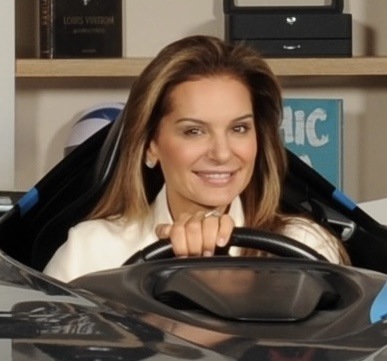 Leila Neubauer, directrice générale du groupe Neubauer, évoque l’histoire singulière du groupe lors d’une interview sur Sud Radio en 2024