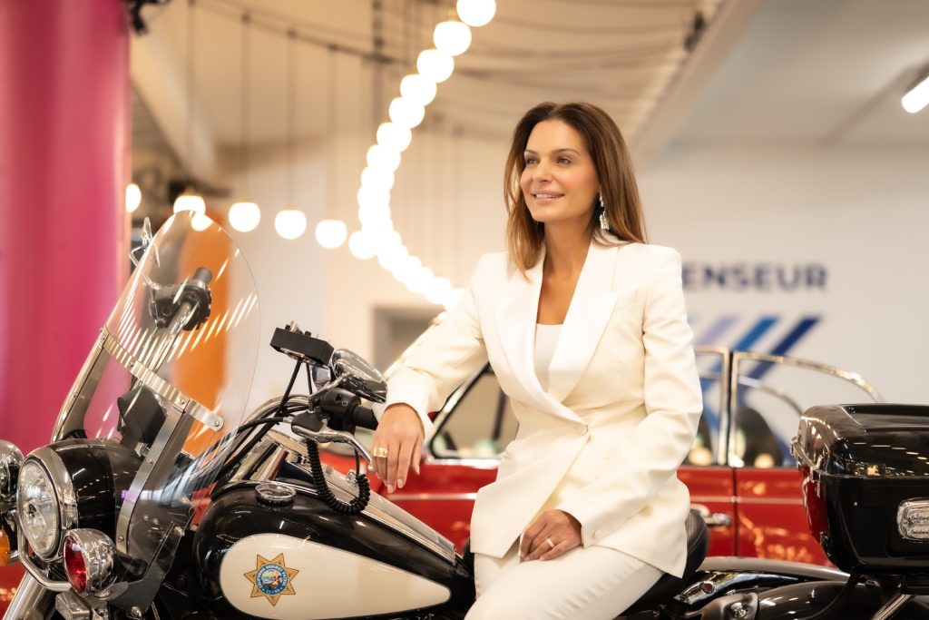 Leila Neubauer inspirant des femmes entrepreneures à Saint-Denis lors d'une initiative locale.