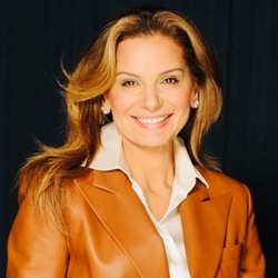 Leila Neubauer, directrice générale du groupe NEUBAUER automobile, sur le plateau d’Aufeminin TV.