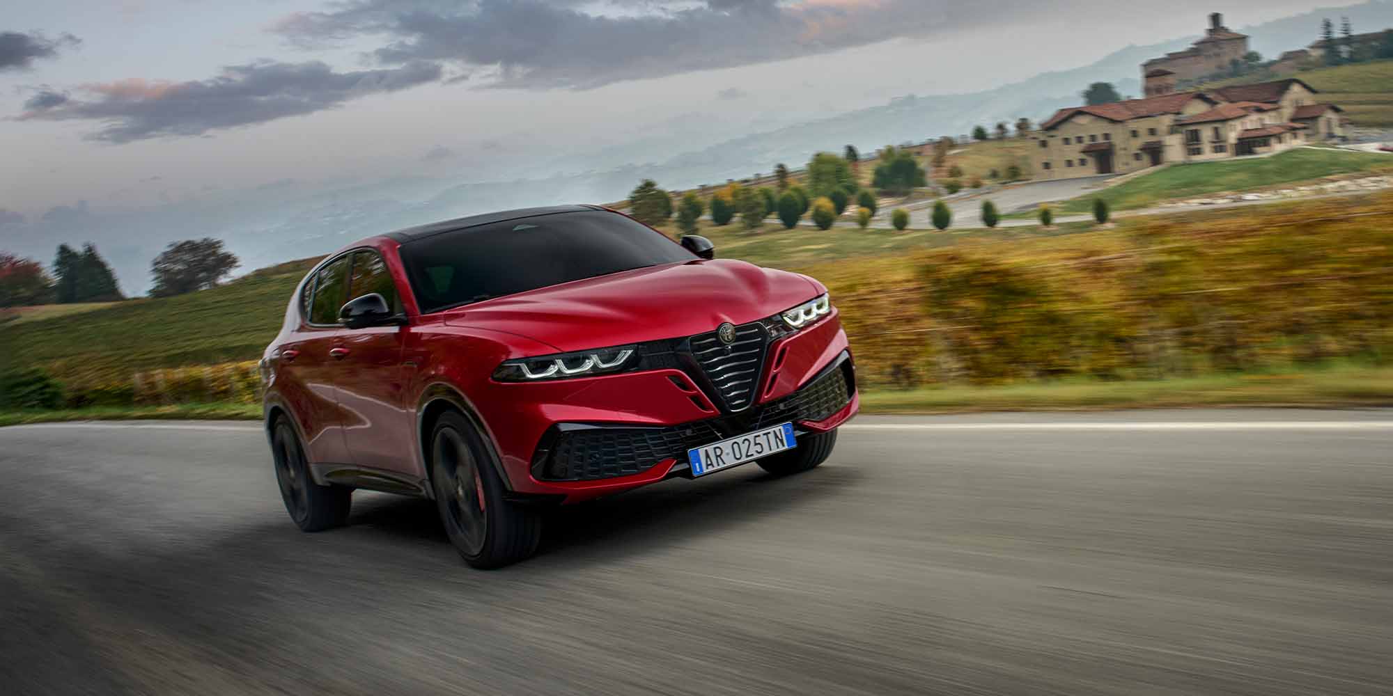 Nouveau Alfa Romeo Tonale Ibrida exposé dans la concession Alfa Romeo Neubauer à Levallois-Perret