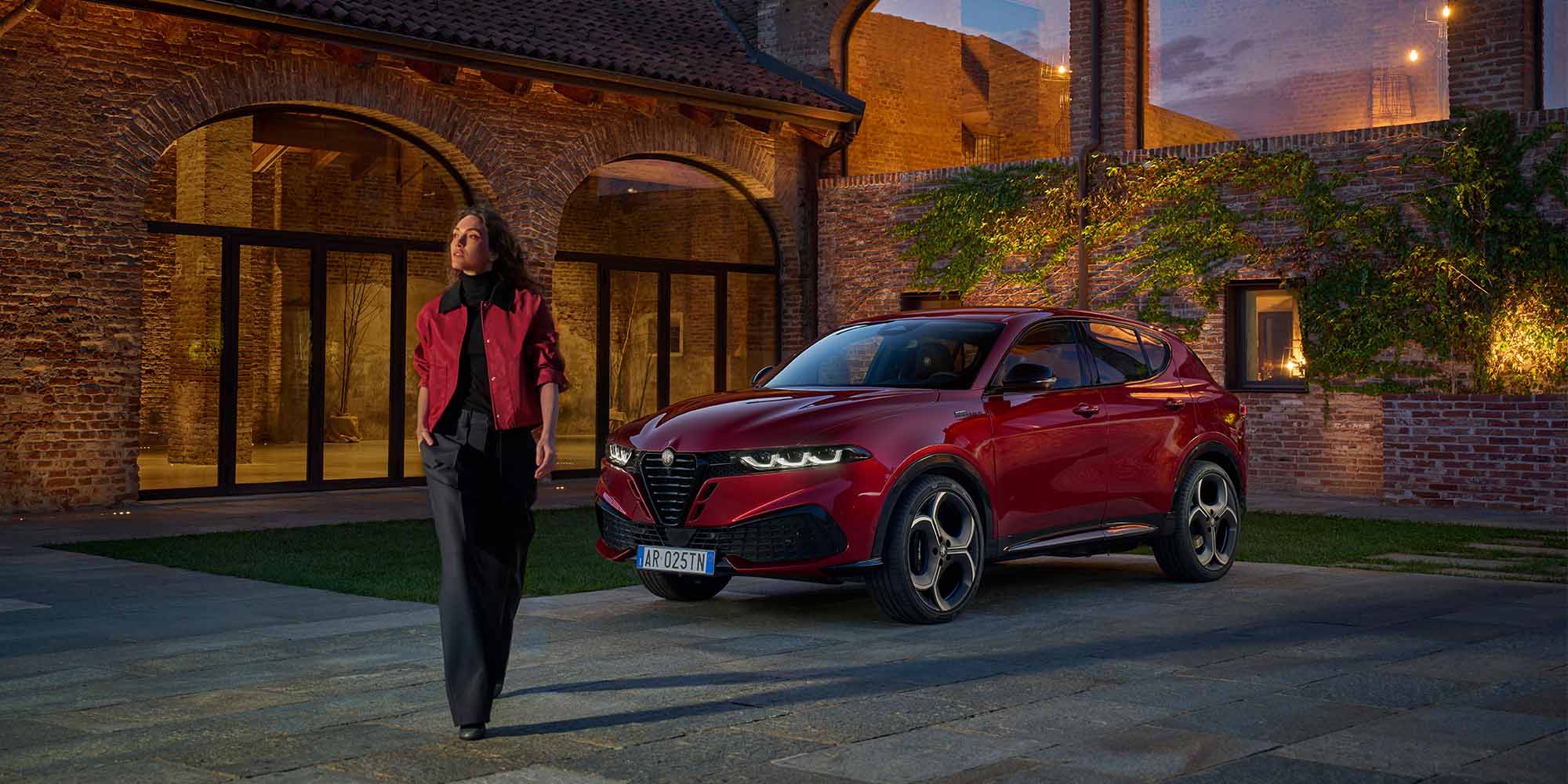 Nouveau Alfa Romeo Tonale Plug-In Q4 exposé dans la concession Alfa Romeo Neubauer à Levallois-Perret