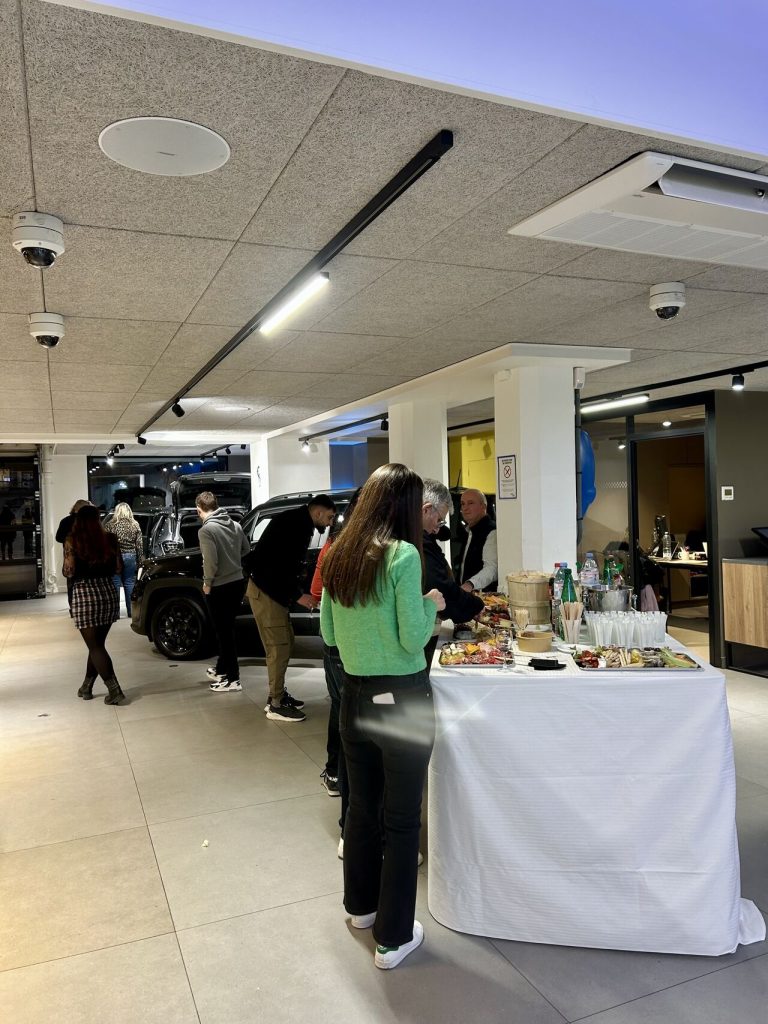 Invités participant à l’atelier œnologique Fiat & Jeep Paris 15 chez Neubauer