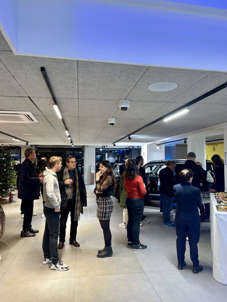 Dégustation de vins lors de l’afterwork Fiat & Jeep Paris 15 chez Neubauer