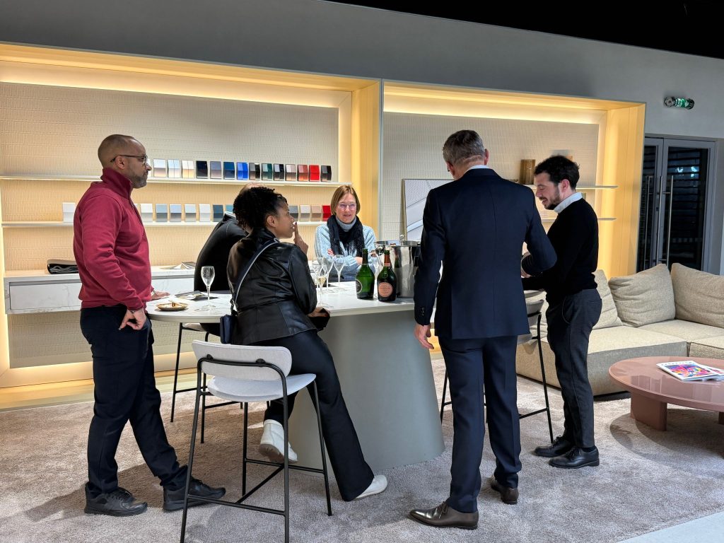 Land Rover horlogerie champagne : atelier horlogerie animé par Objectif Horlogerie avec véhicules Land Rover exposés chez NEUBAUER Paris 17