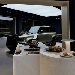Land Rover horlogerie champagne : soirée Art de l'Élégance chez NEUBAUER Paris 17 avec montres Objectif Horlogerie et dégustation Champagne Laurent-Perrier