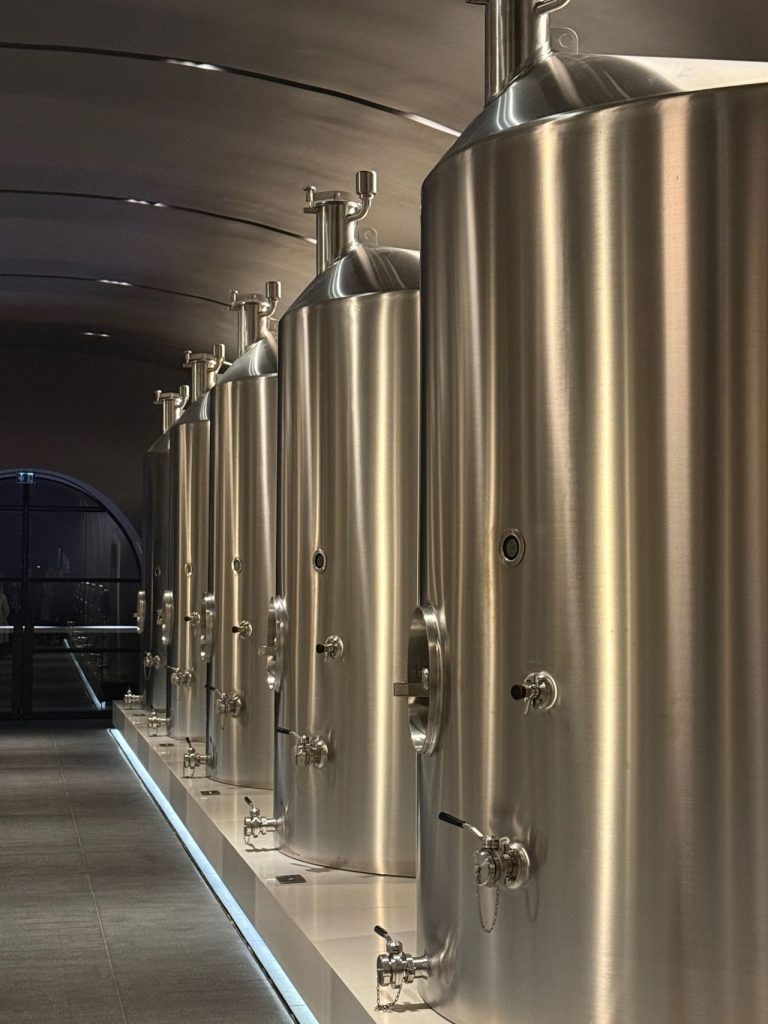 L’équipe Laurent-Perrier accueille les clients LAND ROVER NEUBAUER lors de la visite des caves