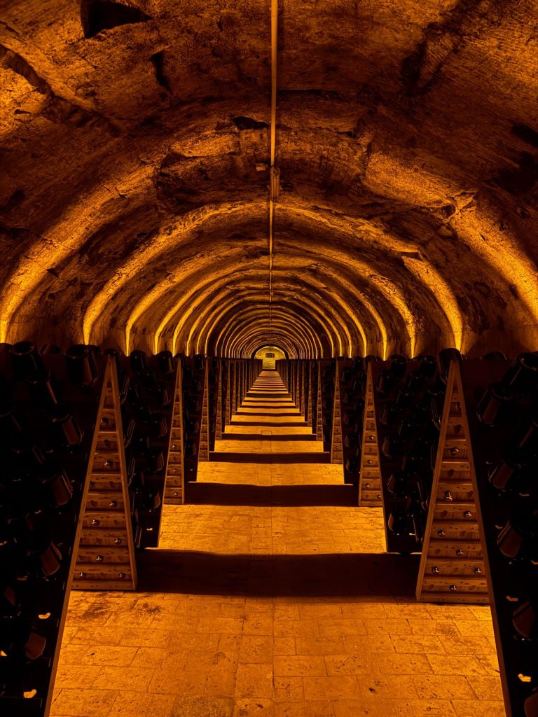 Les clients LAND ROVER NEUBAUER découvrent les caves Laurent-Perrier et leur savoir-faire unique