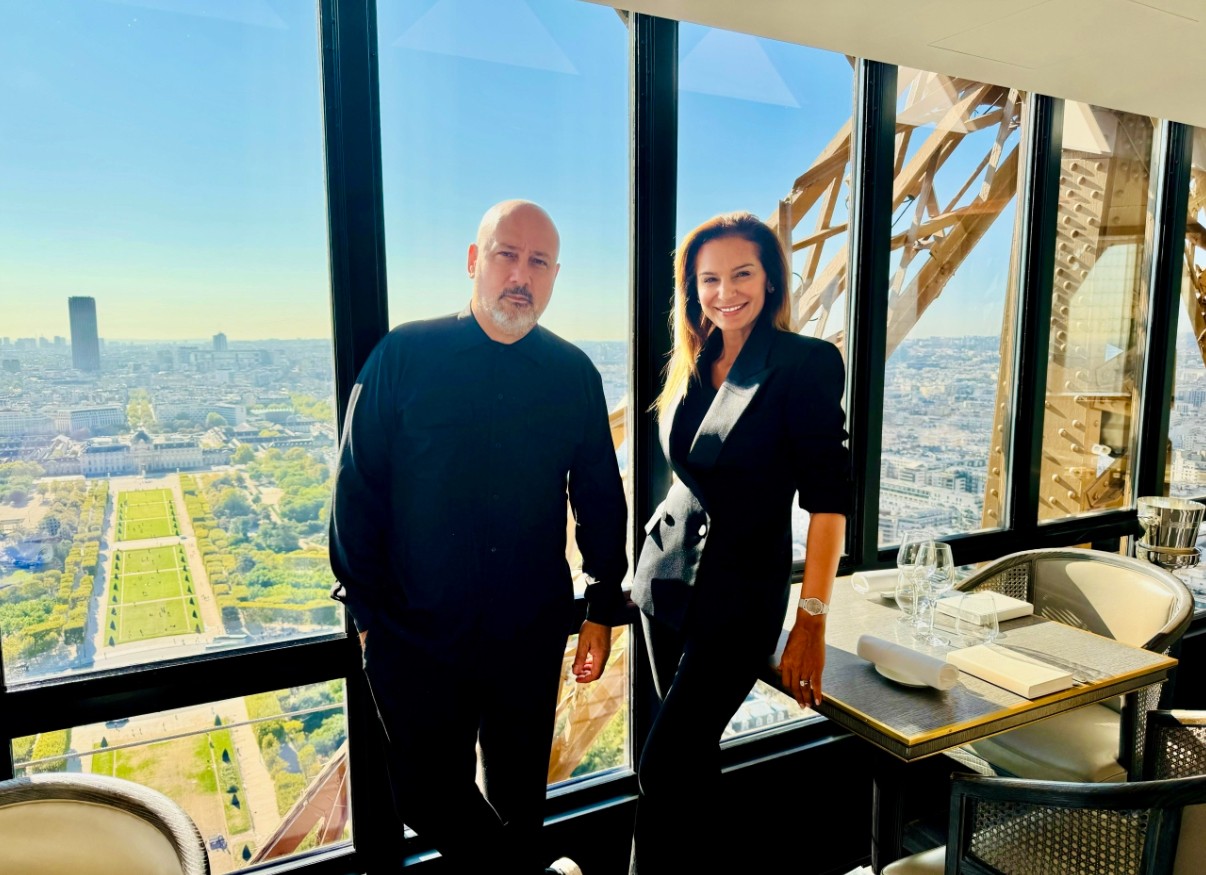 Madame Neubauer et Frédéric Anton officialisent leur partenariat au Jules Verne Tour Eiffel