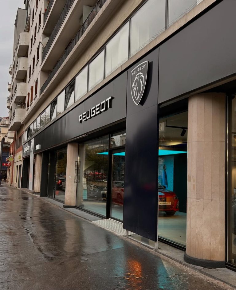 Peugeot Paris 15ème en vitrine chez Neubauer Boulevard de Grenelle