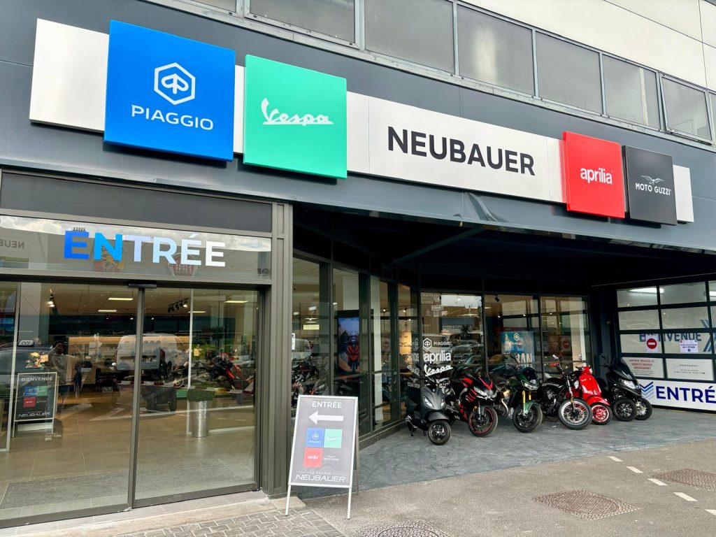 Piaggio Saint-Denis chez NEUBAUER Moto Passion, concession motos exposant également Piaggio, Vespa et Aprilia.