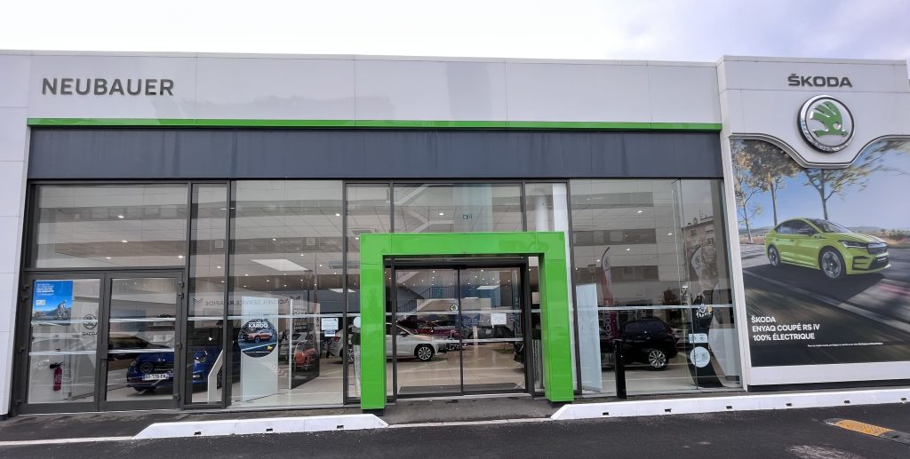 Concession Škoda à Saint-Denis, 233 Boulevard Anatole France, proposant des véhicules neufs et d’occasion avec service après-vente, atelier mécanique et réparations.