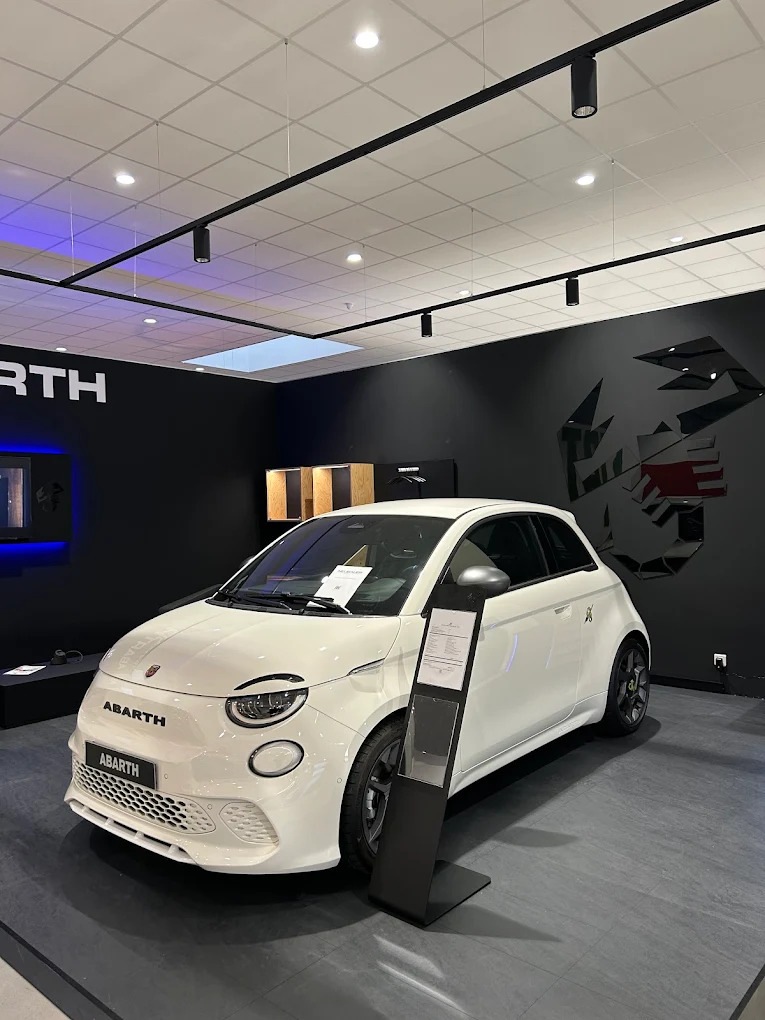 Abarth Saint-Denis service entretien chez Neubauer, accès métro ligne 13 Carrefour Pleyel, techniciens Abarth certifiés