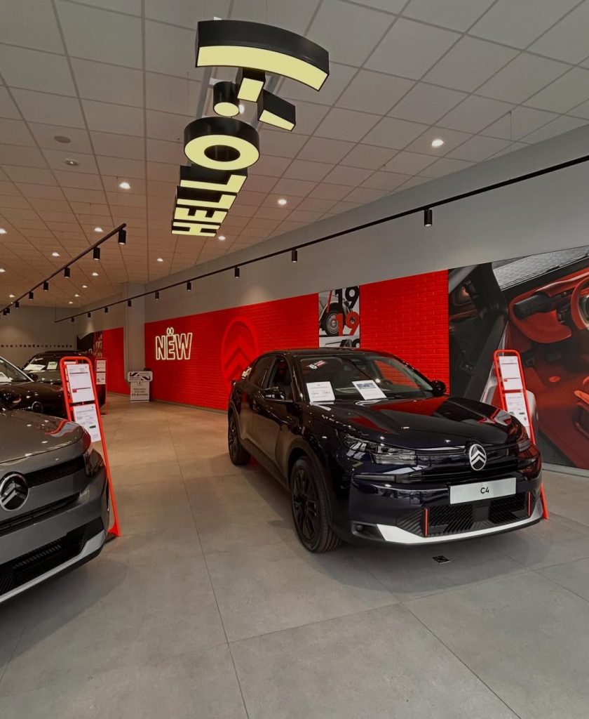 Intérieur de la concession Citroën Saint-Denis – NEUBAUER Groupe au Village NEUBAUER, montrant l’accueil et les véhicules disponibles.