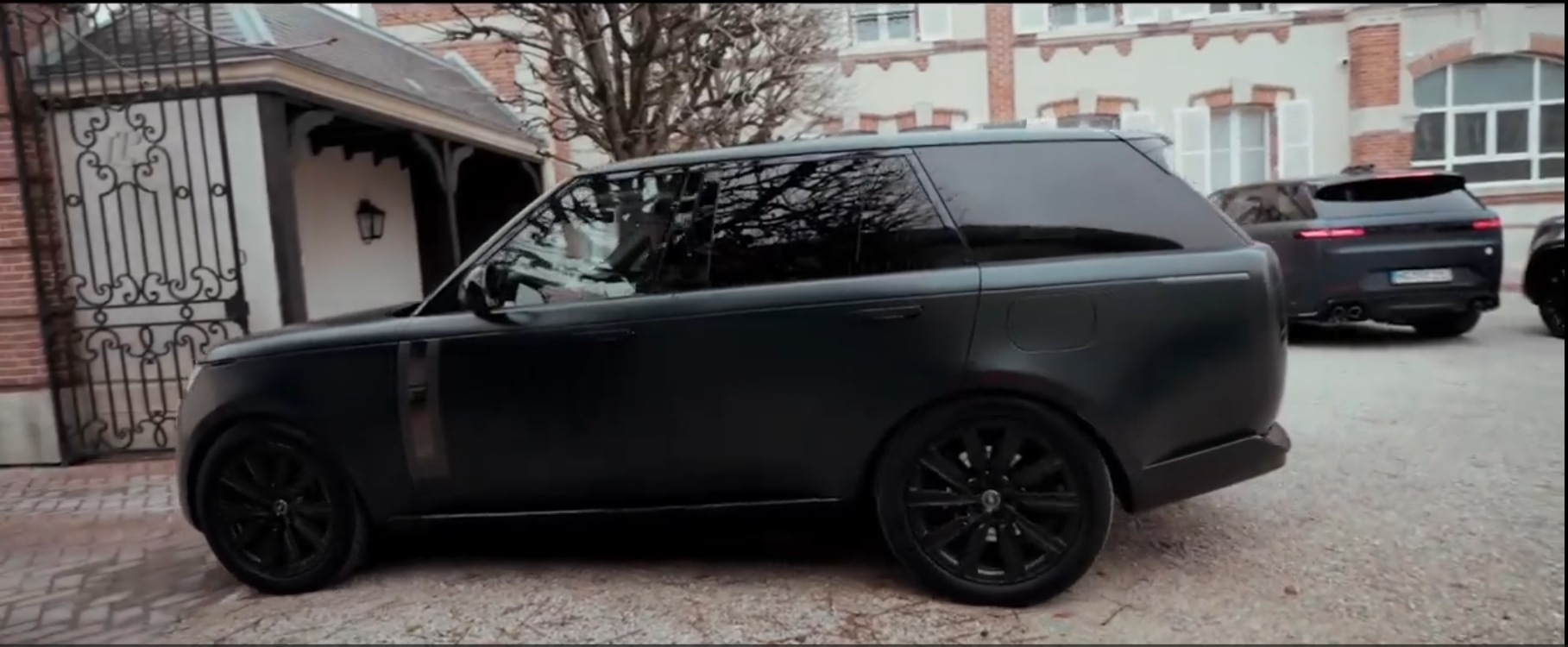 Evenement prestige automobile NEUBAUER à Paris avec Range Rover et Champagne Laurent-Perrier lors d’une réception exclusive