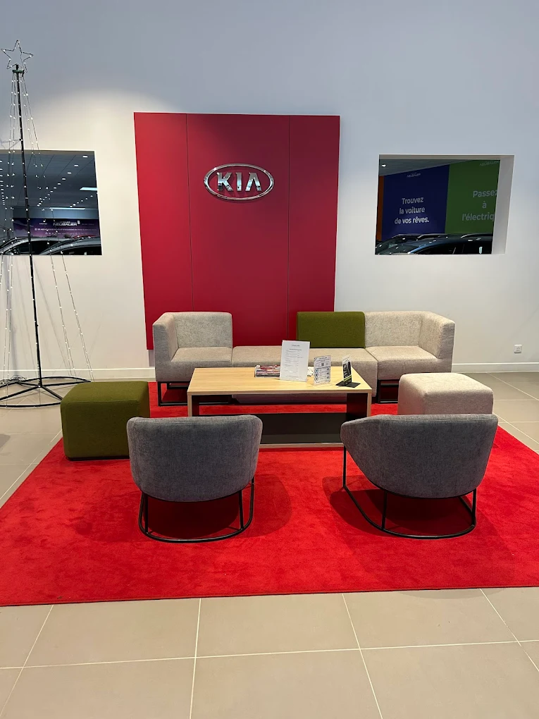Intérieur de la concession Kia Saint-Denis – NEUBAUER Groupe au Village NEUBAUER, montrant l’accueil et les véhicules disponibles