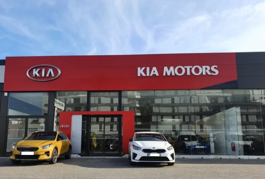 Kia Saint-Denis – vue extérieure de la concession Neubauer Groupe, voitures et parking