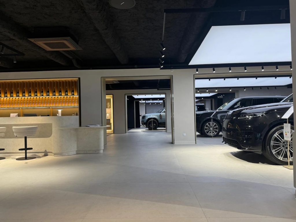 LAND ROVER Paris 16 - NEUBAUER