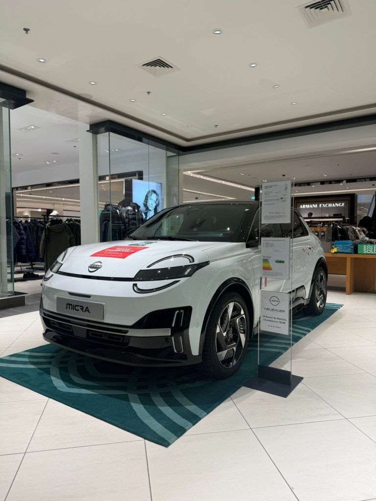 Intérieur de la Micra électrique Parly 2 au Printemps Westfield 2026, nouvelle Nissan 100 % électrique en exposition
