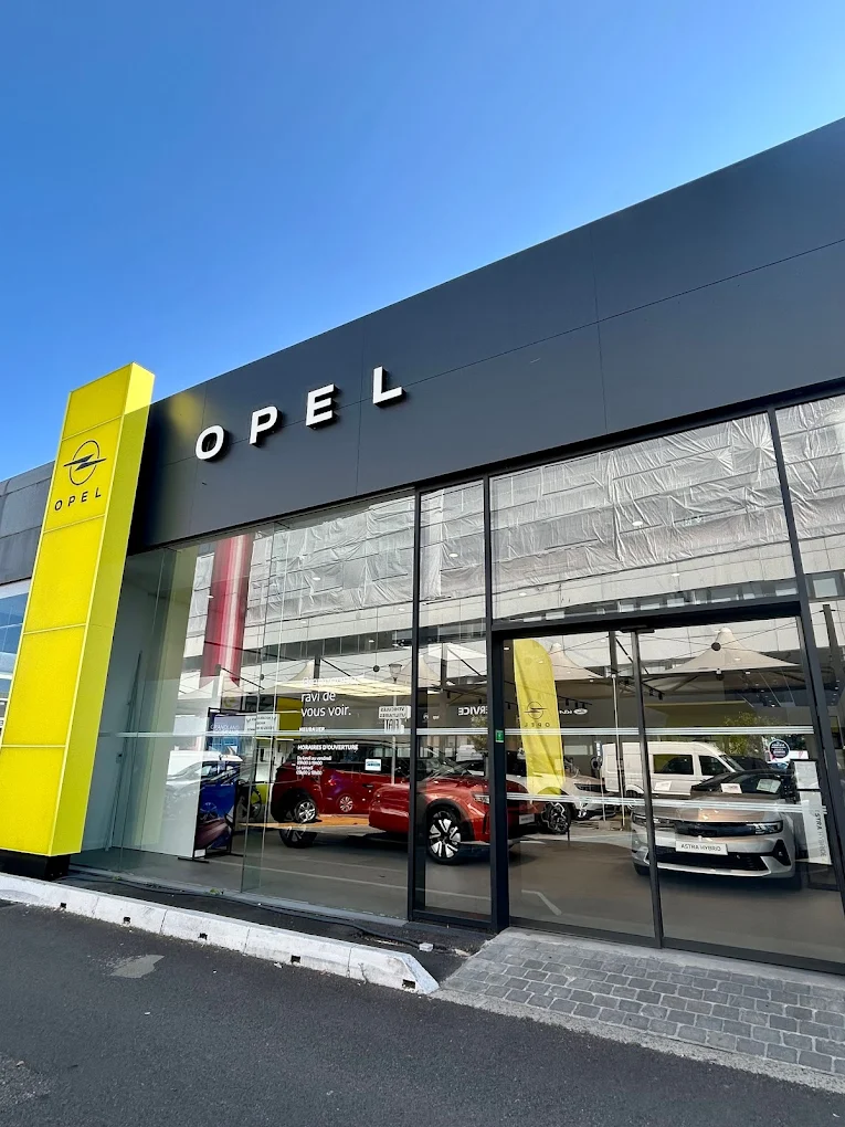 Intérieur de la concession Opel Saint-Denis – NEUBAUER Groupe au Village NEUBAUER, montrant l’espace d’accueil et les véhicules exposés.