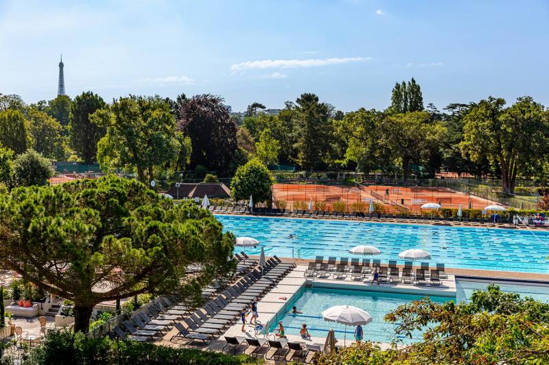 Terrain de padel au Lagardère Paris Racing dans le cadre du partenariat Neubauer Racing entre NEUBAUER BMW MINI et le club parisien.