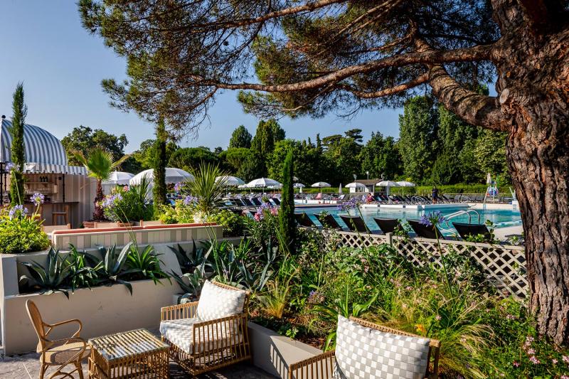Piscine du Lagardère Paris Racing illustrant le partenariat Neubauer Racing entre NEUBAUER BMW MINI et le club sportif à Paris.