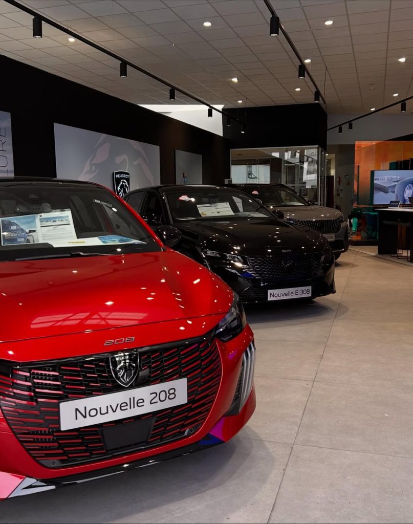 Intérieur de la concession Peugeot Saint-Denis – NEUBAUER Groupe au Village NEUBAUER, montrant l’accueil et les véhicules.
