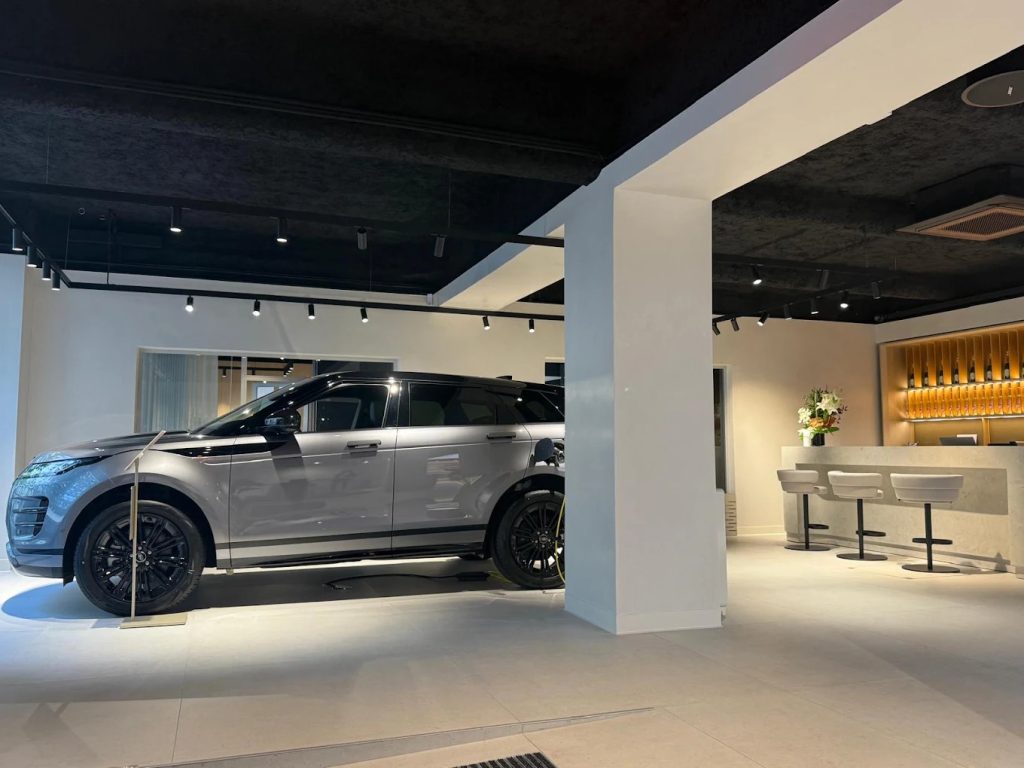 Range Rover chez LAND ROVER Paris 16 - NEUBAUER