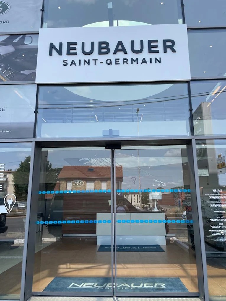 Showroom Land Rover Saint-Germain – NEUBAUER