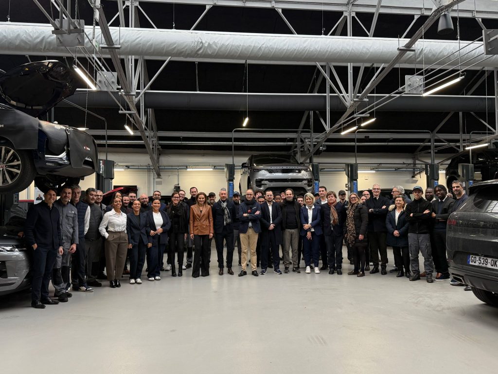 Moment de convivialité des équipes lors des vœux Range Rover 2026 de la Maison de Marques Range Rover Defender Discovery