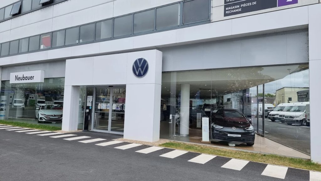 Volkswagen Saint-Denis service entretien chez Neubauer, accès métro Mairie de Saint-Ouen lignes 13 et 14 et RER D Stade de France