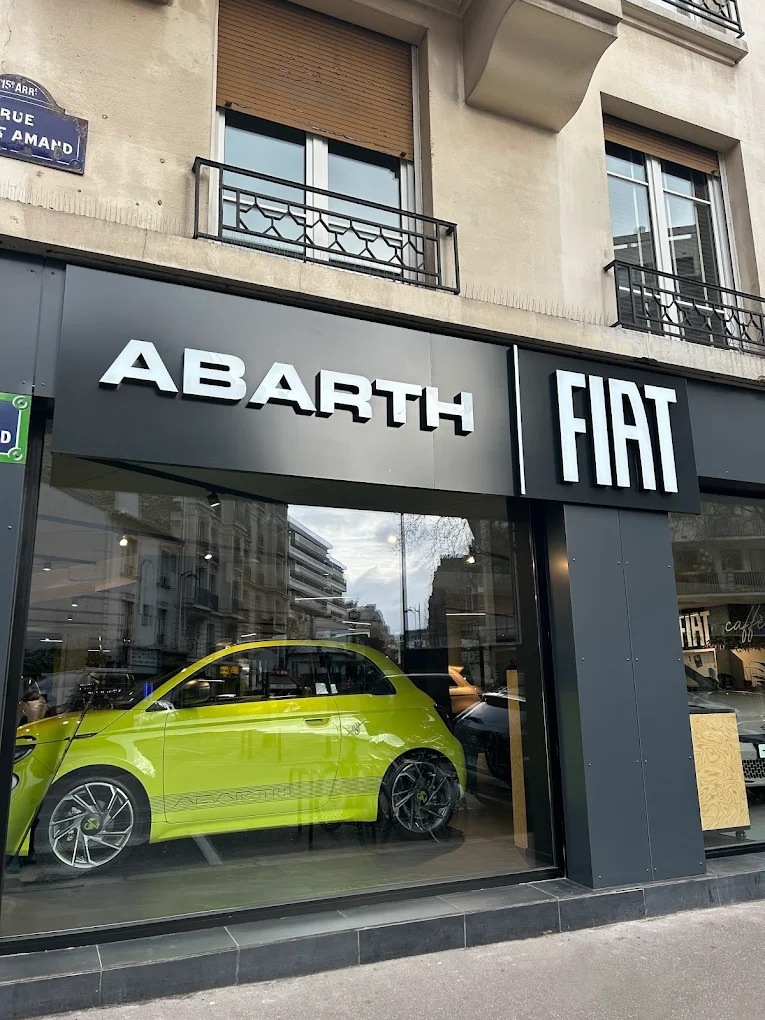 Extérieur concession Fiat Paris 15 Neubauer – façade au 31 rue Saint-Amand 75015, vente voitures neuves et d’occasion, réparation et accessoires Fiat