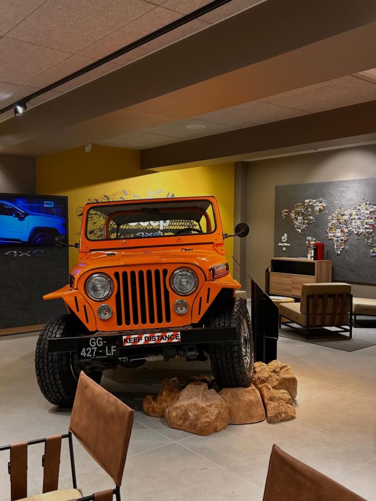 Showroom Jeep Levallois-Perret du Groupe NEUBAUER avec véhicules neufs