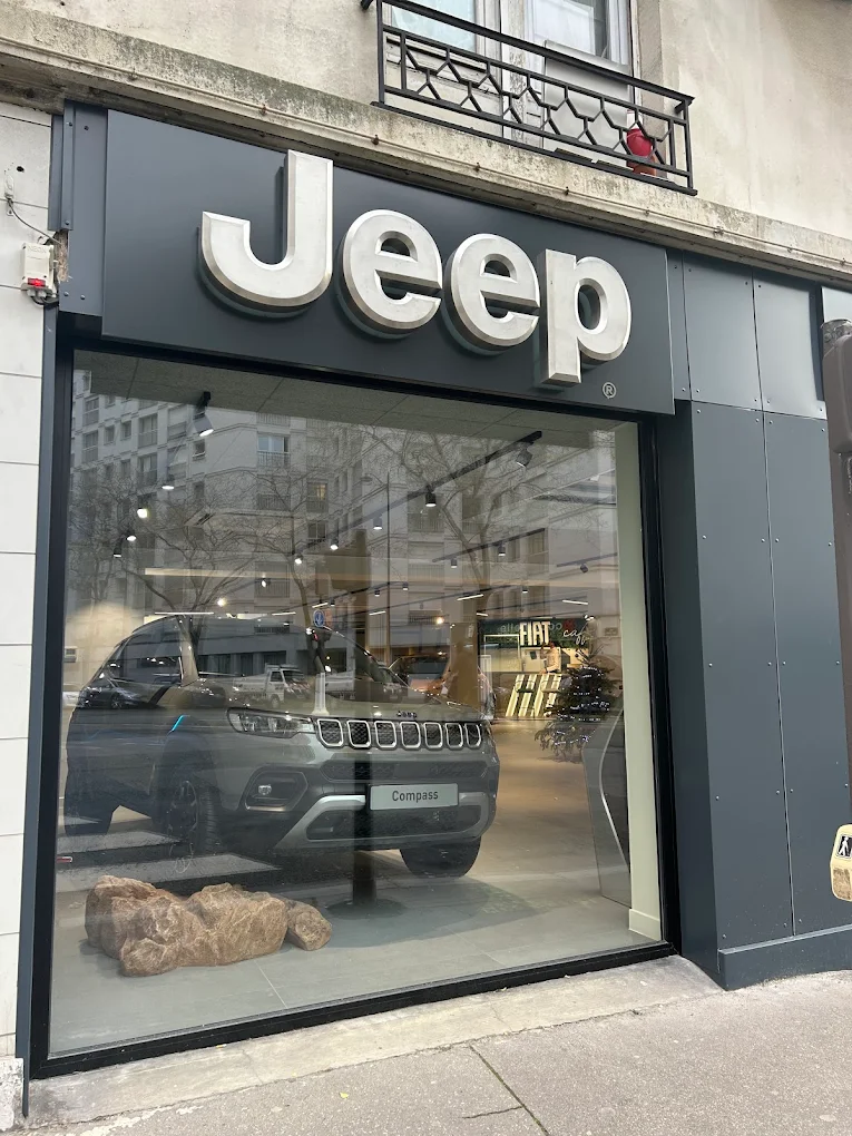 Extérieur de la concession Jeep Paris 15 – NEUBAUER, véhicules neufs et d’occasion