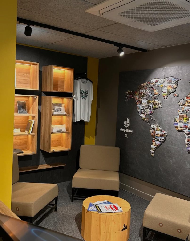 Vêtements et accessoires Jeep disponibles à la concession Jeep Paris 15 Groupe NEUBAUER