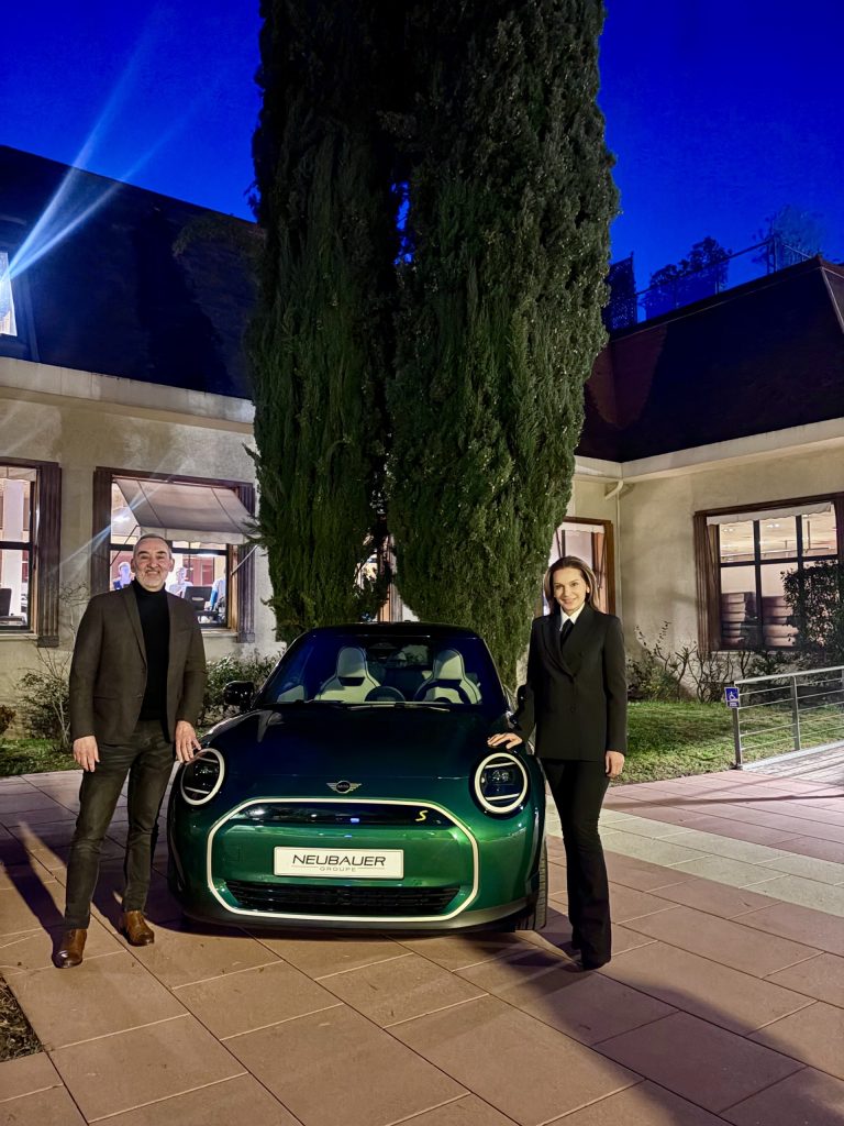 Leila Neubauer accueille MINI au Racing Lagardère à Paris avec le Groupe NEUBAUER dans une ambiance sportive et conviviale