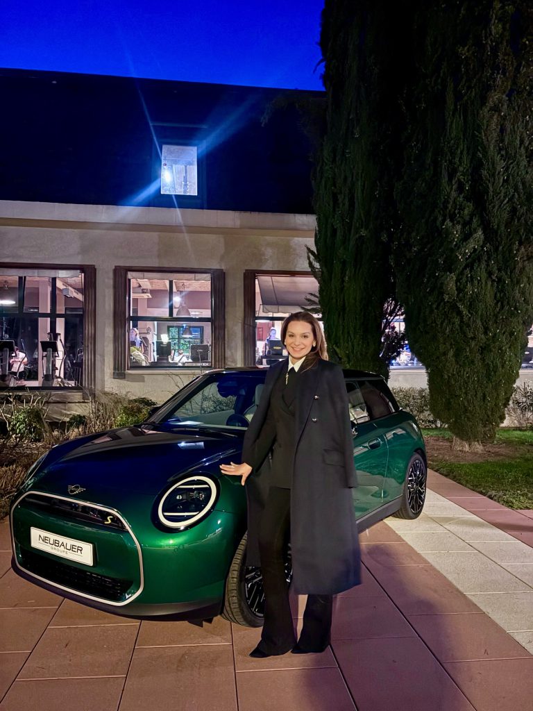 Leila Neubauer et le Groupe NEUBAUER présentent MINI au Racing Lagardère Paris entourée des membres du club, esprit d’équipe et énergie au rendez-vous