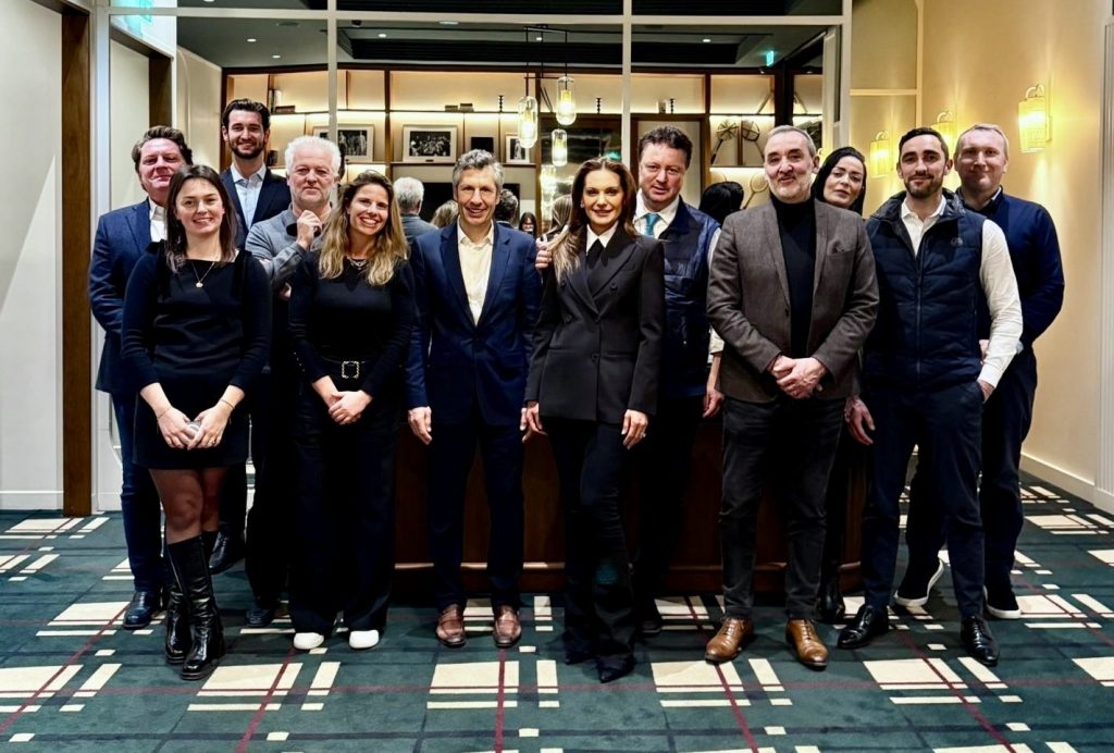 MINI entourée des membres du club Racing Lagardère au côté du Groupe NEUBAUER à Paris