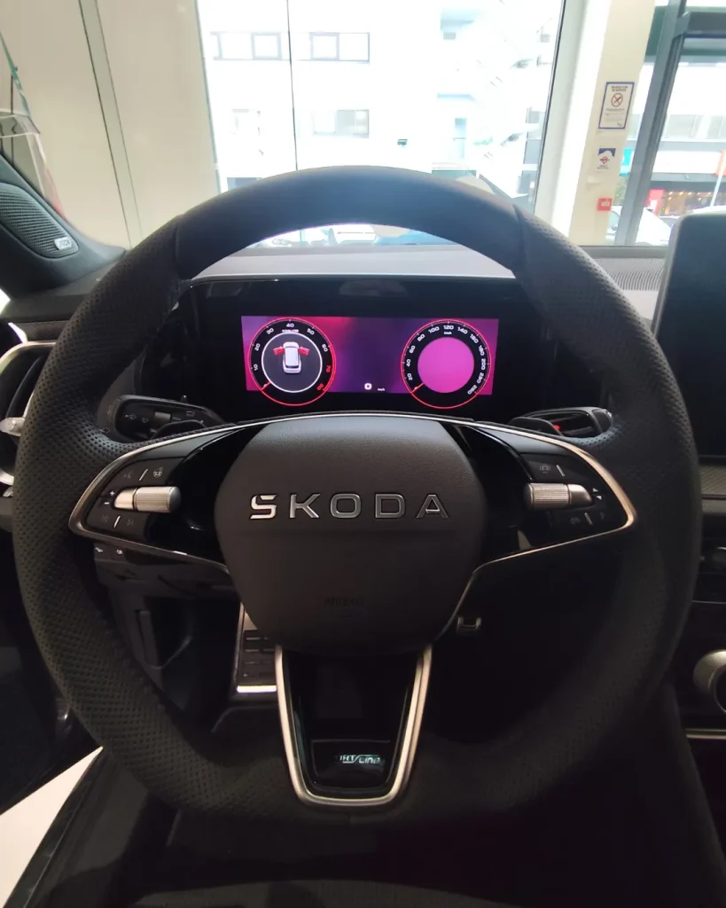 Intérieur Škoda Kodiaq NEUBAUER avec tableau de bord digital – SUV familial connecté et confortable à Saint-Denis et Saint-Ouen-l’Aumône