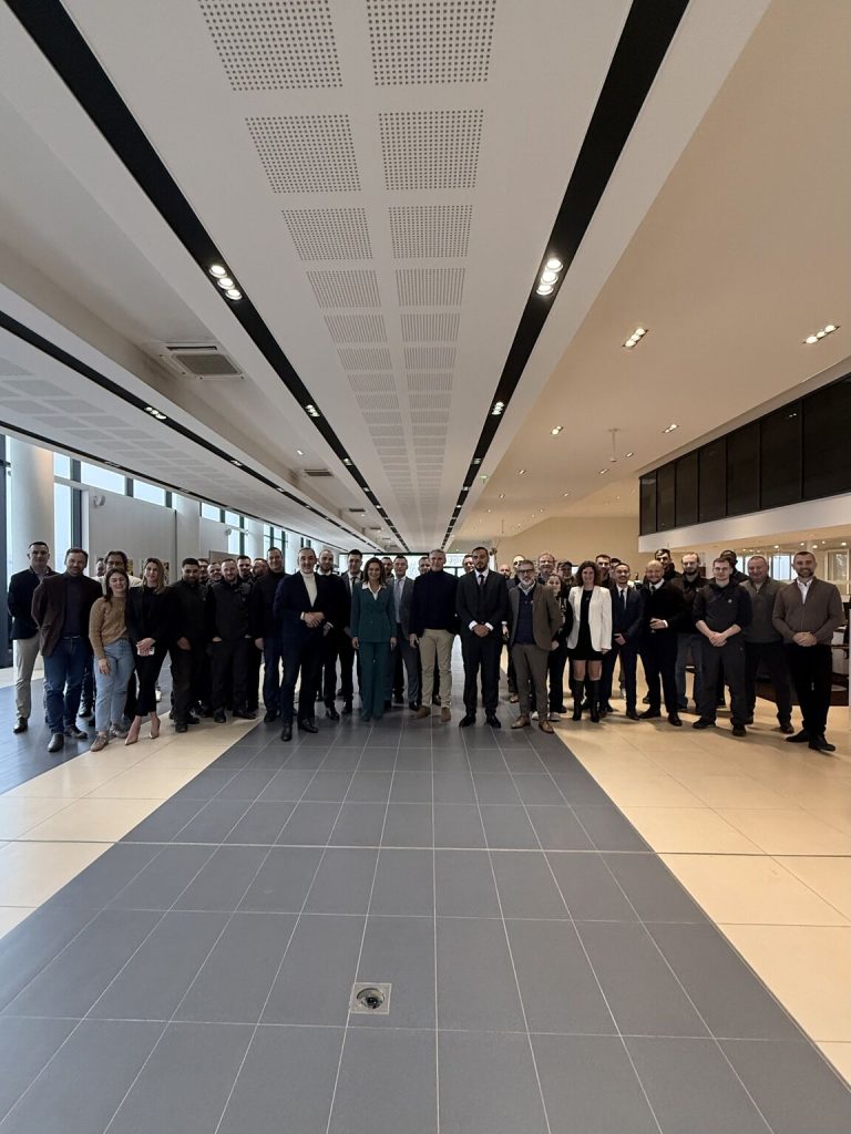 Leila Neubauer lors des Vœux 2026 BMW MINI à Boulogne avec l’équipe NEUBAUER Groupe, moment de convivialité et partage.
