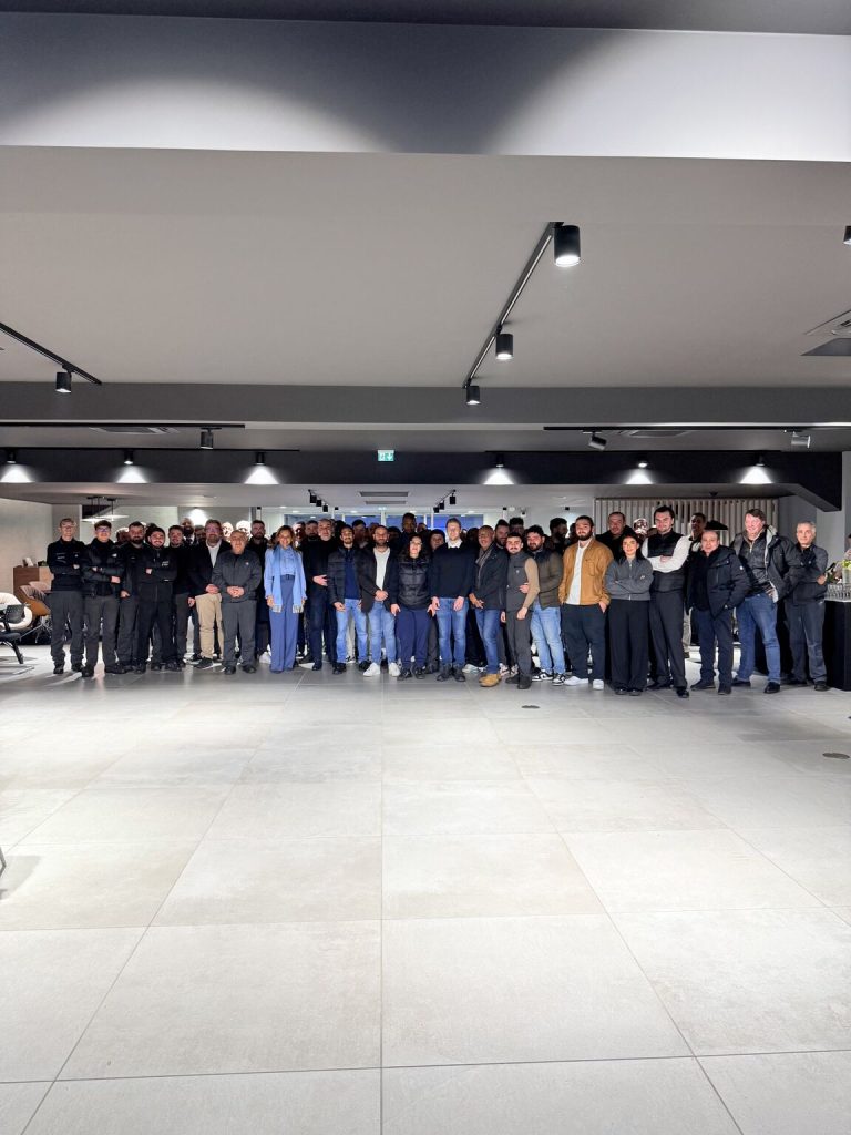 Leila Neubauer aux Vœux 2026 BMW MINI à Mirabeau et Plaisir, échange et convivialité avec les équipes du NEUBAUER Groupe.