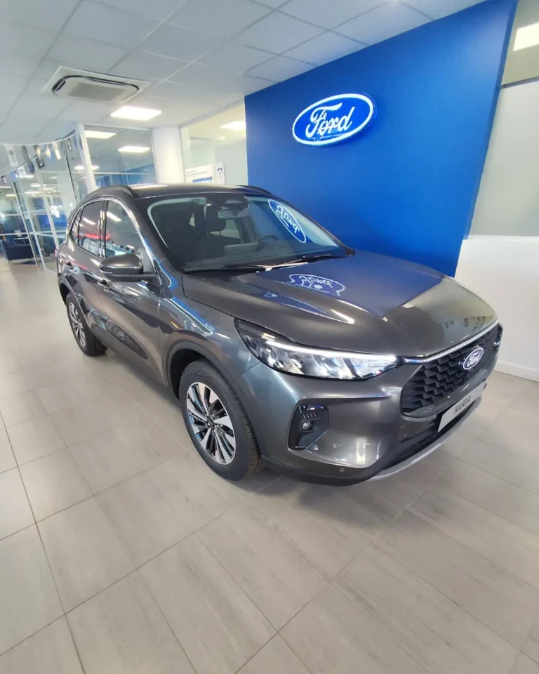 Ford Kuga SUV hybride showroom Saint-Denis NEUBAUER