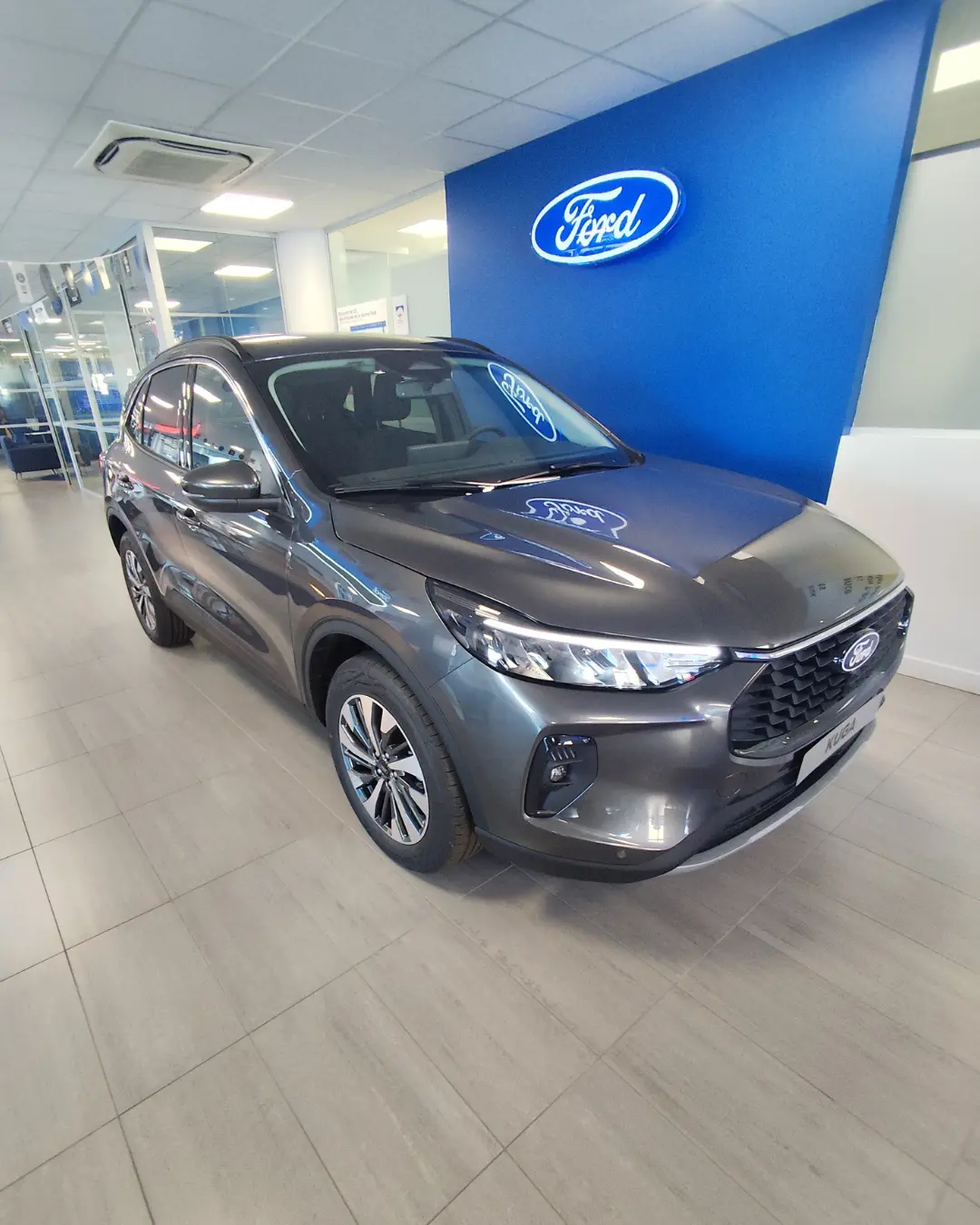 Ford Kuga SUV hybride showroom Saint-Denis NEUBAUER