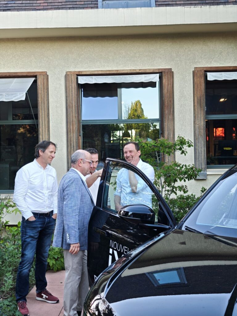 BMW iX3 2026 : présentation du véhicule lors d’un événement exclusif BMW Neubauer à Paris