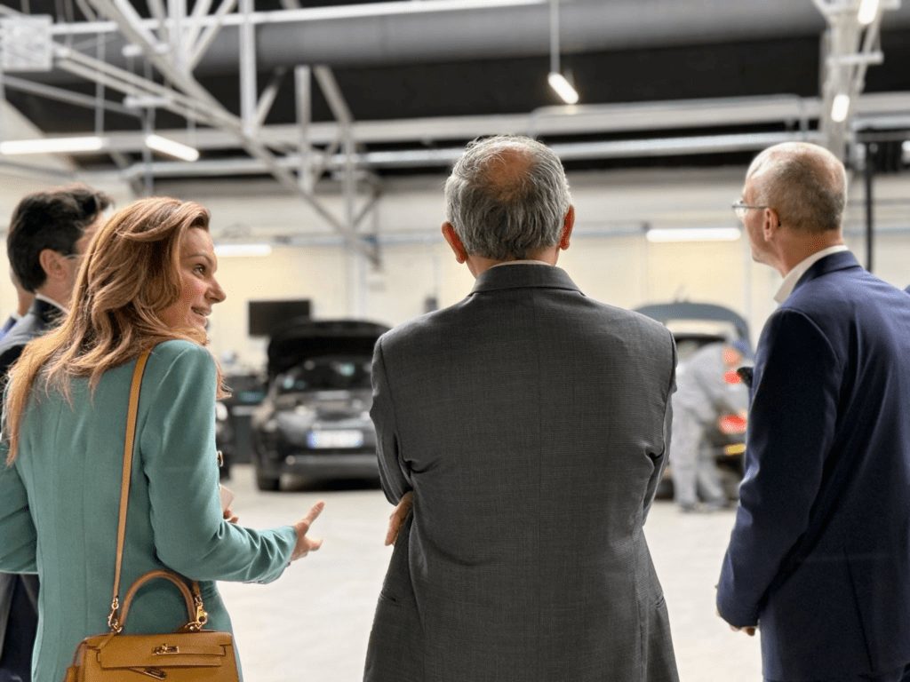 Délégation Jaguar Land Rover en visite dans un showroom automobile premium à Paris