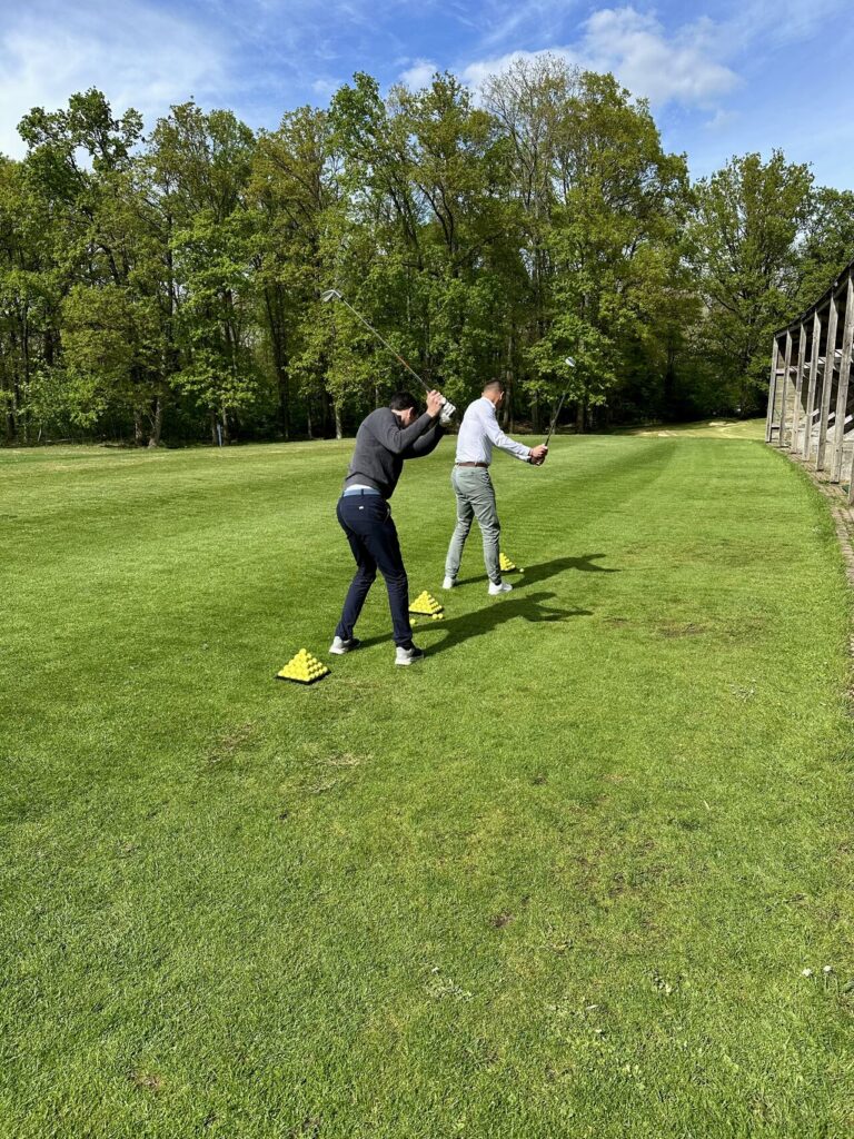 Golfeurs en entraînement sur le practice