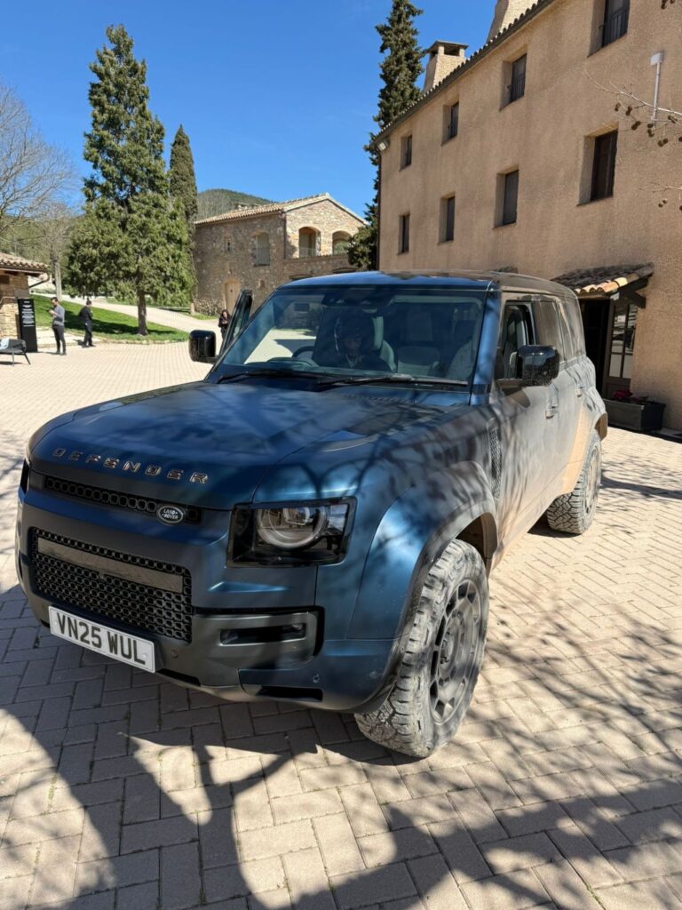 Land Rover Defender OCTA sur piste type Dakar en Espagne avec Neubauer Land Rover Paris