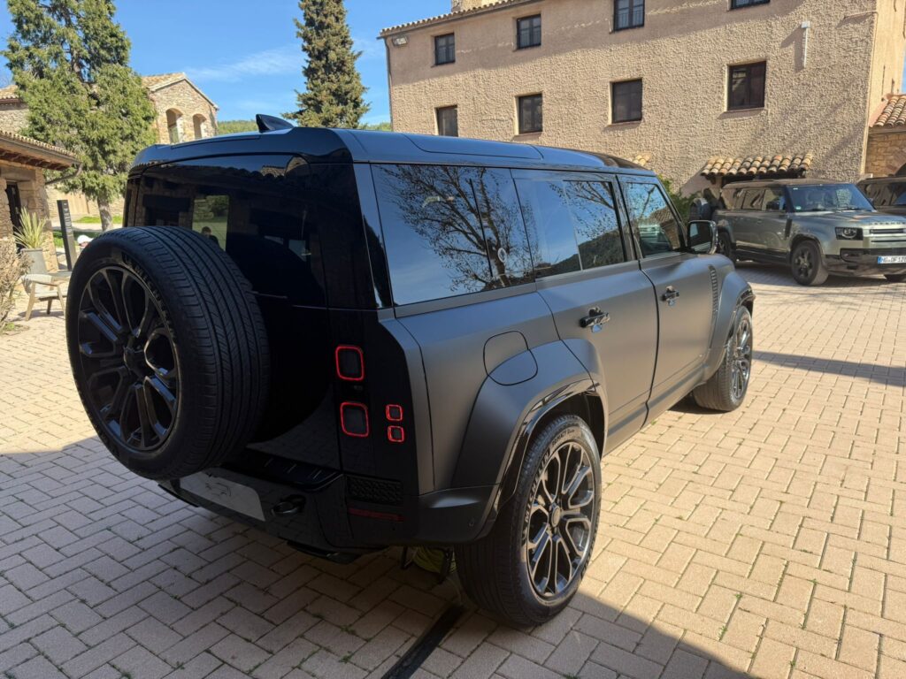 Land Rover Defender OCTA immersion en Espagne avec Neubauer Land Rover Paris