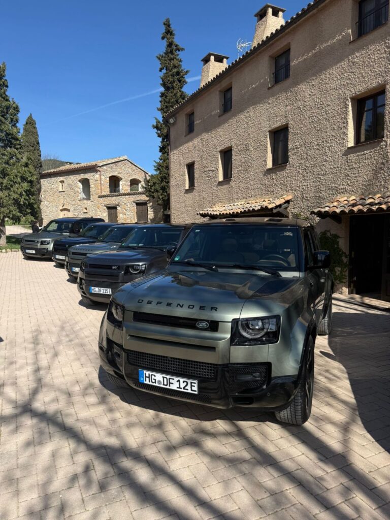 Land Rover Defender OCTA en Espagne sur le site Les Comes lors d’une expérience Neubauer Land Rover Paris