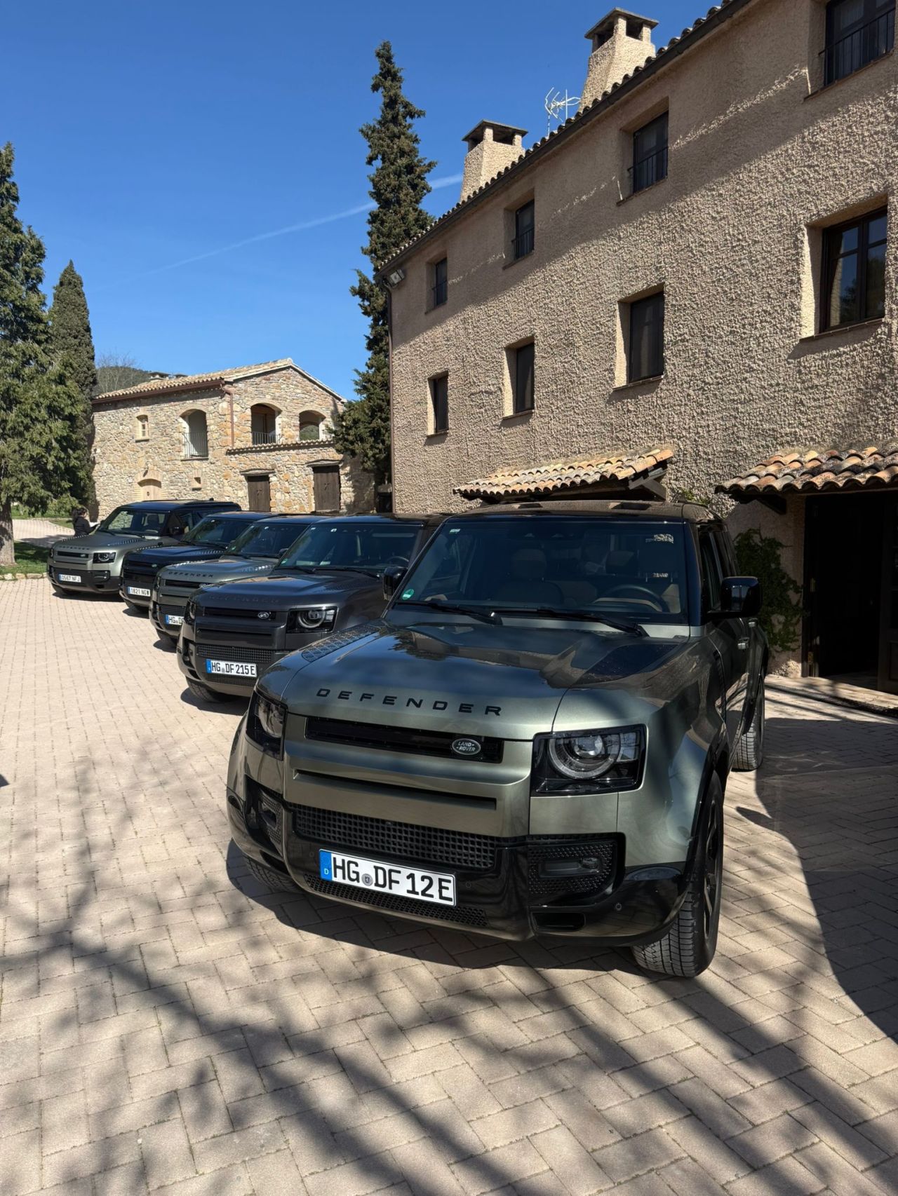 Land Rover Defender OCTA en Espagne sur le site Les Comes lors d’une expérience Neubauer Land Rover Paris