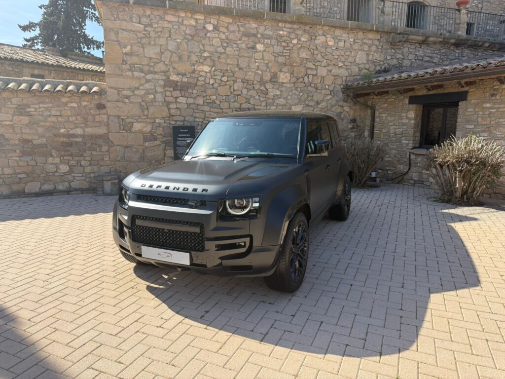 Land Rover Defender OCTA performance off road en Espagne lors d’un événement Neubauer